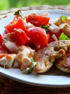 Fűszeres csirkemell, mozzarellás paradicsomsalátával recept fotója