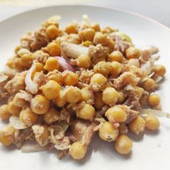 Quick and Healthy Summery Chickpea, Tuna, and Onion Salad A picture of Quick and Healthy Summery Chickpea, Tuna, and Onion Salad.