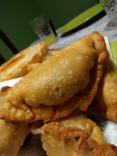 Una foto de Empanadas de carne y tomate