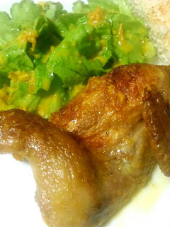 Una foto de Codorniz asada con salsa de vino y bacon