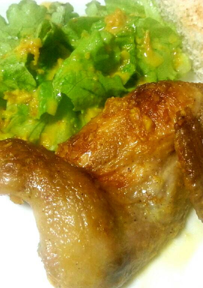Una foto de Codorniz asada con salsa de vino y bacon