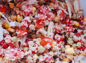 Una foto de Ensalada de trigo bulgur, con arvejas,🍅, choclos y queso 🧡