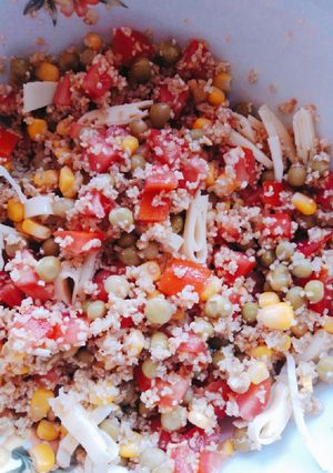 Una foto de Ensalada de trigo bulgur, con arvejas,🍅, choclos y queso 🧡
