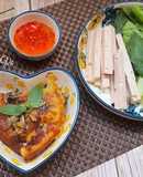 Cá cơm chiên bột cuốn rau sống