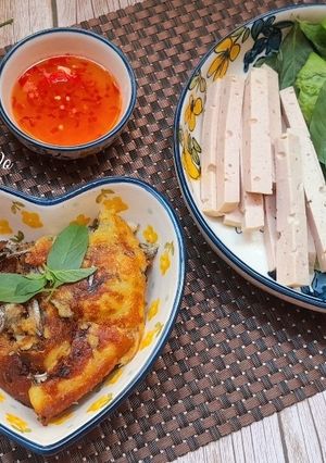Hình của món Cá cơm chiên bột cuốn rau sống.