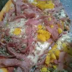 Una foto de Pizza casera con jamón y huevo😍🤗
