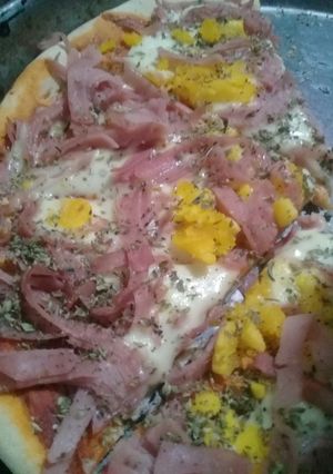 Una foto de Pizza casera con jamón y huevo😍🤗