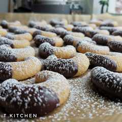 A picture of Almond crescent cookies.