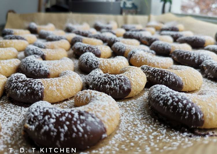 Cara Gampang Menyiapkan Almond crescent cookies, Bisa Manjain Lidah