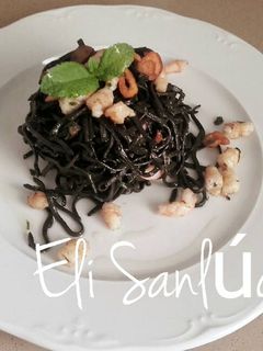 Una foto de Espaguetis negros con gambas al ajillo