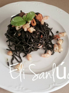 Una foto de Espaguetis negros con gambas al ajillo