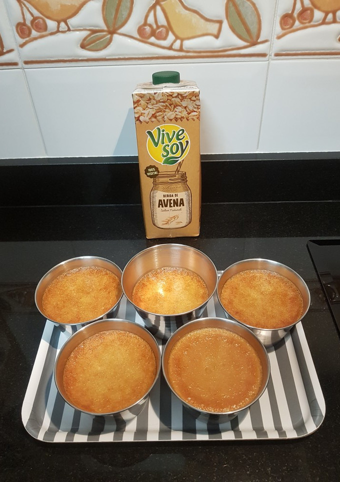 Una foto de Flan de leche de avena y huevo. Flan sin lactosa