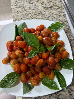 Una foto de Tomate cherry a la albahaca