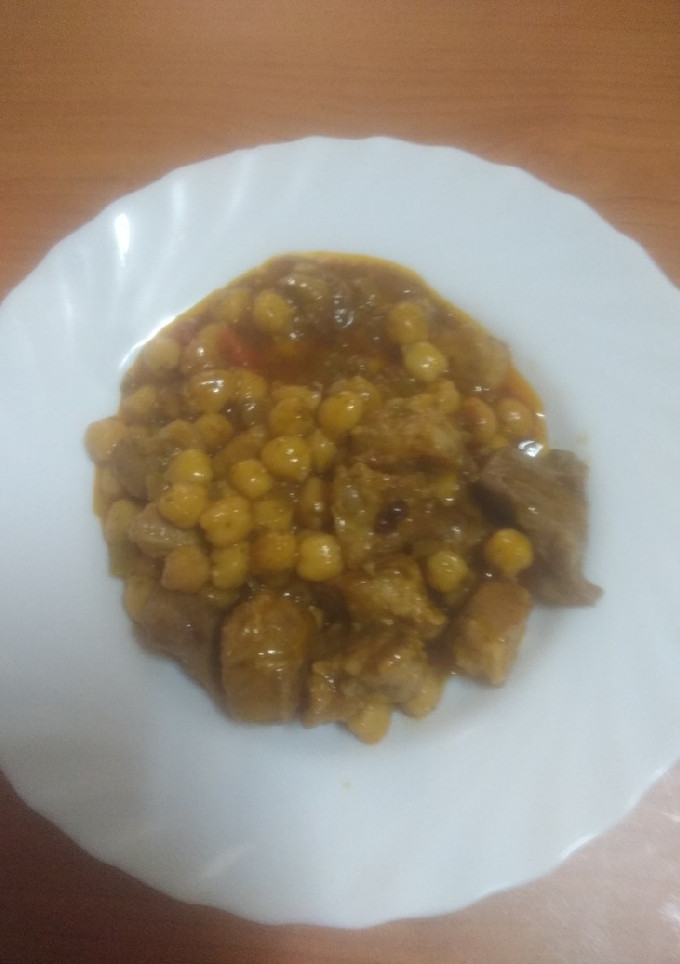 Una foto de Guiso de garbanzos con cerdo al estilo montañés