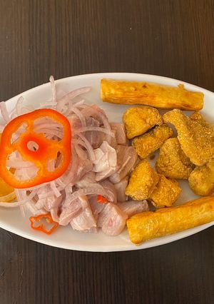 Una foto de CEVICHE DE PESCADO/CHICHARRÓN DE PESCADO