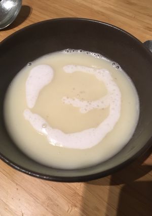 Une photo de Velouté de panais, espuma coco