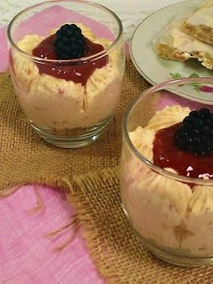 Una foto de Mousse de queso y turrón de almendras