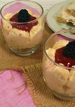Una foto de Mousse de queso y turrón de almendras