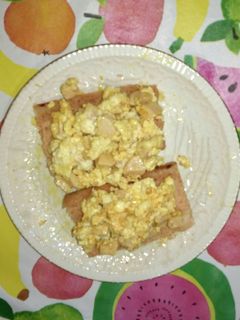 Una foto de Revuelto de claras con jamón de pavo y pan de arroz