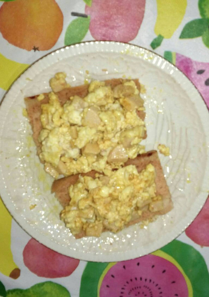 Una foto de Revuelto de claras con jamón de pavo y pan de arroz