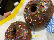 Una foto de donas con harina leudante y aceite