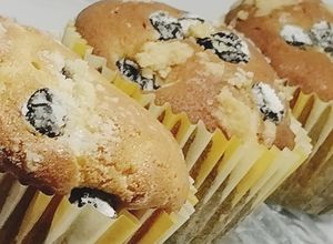 Una foto de Muffins de vainilla con arándanos y crumble
