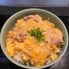 A picture of 親子丼 (Oyakodon).