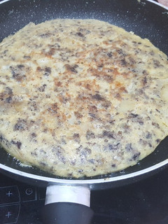 Una foto de Tortilla de patatas y morcilla de Burgos