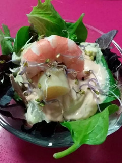 Una foto de Ensalada (cocktail de langostinos)