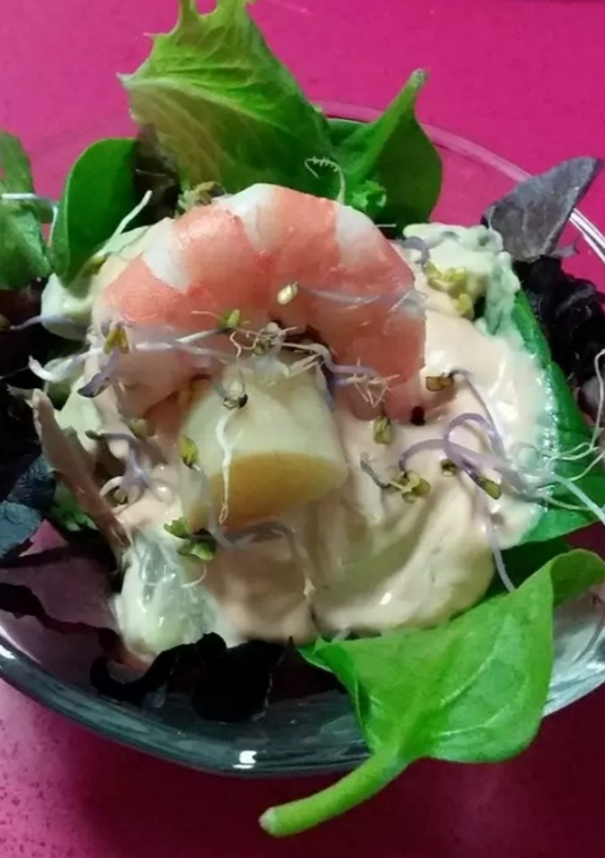 Una foto de Ensalada (cocktail de langostinos)
