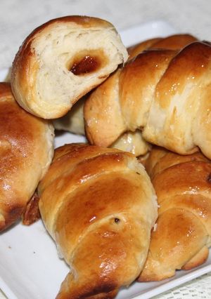 Una foto de Medialunas exprés rellenos con membrillo
