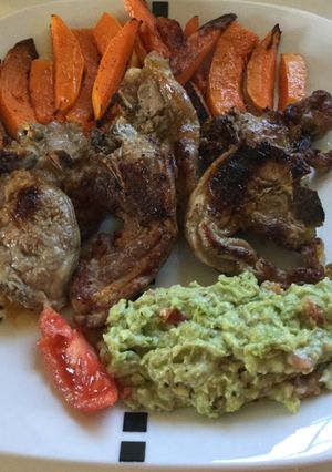 Foto principal de Mitjanas de lechal con patatas calabaza y guacamole