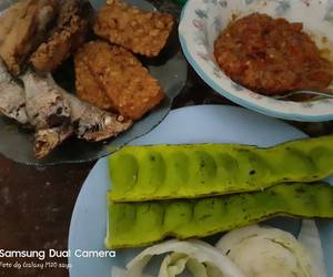 Resep mudah Sambal terasi tomat ala sambal pecel lele Enak Sederhana