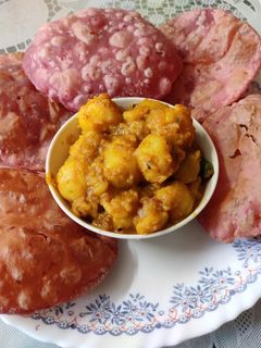 লুচি আলুর দম (luchi alur dom recipe in Bengali) রেসিপির প্রধান ছবি