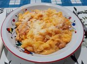 Una foto de fideo con queso cheddar
