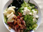 Una foto de ensalada palmitos