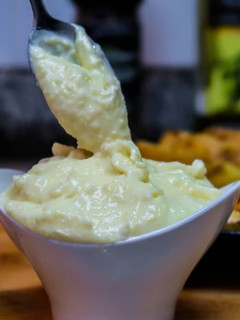 Una foto de Salsa de ajo árabe