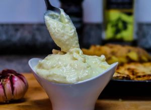 Una foto de Salsa de ajo árabe