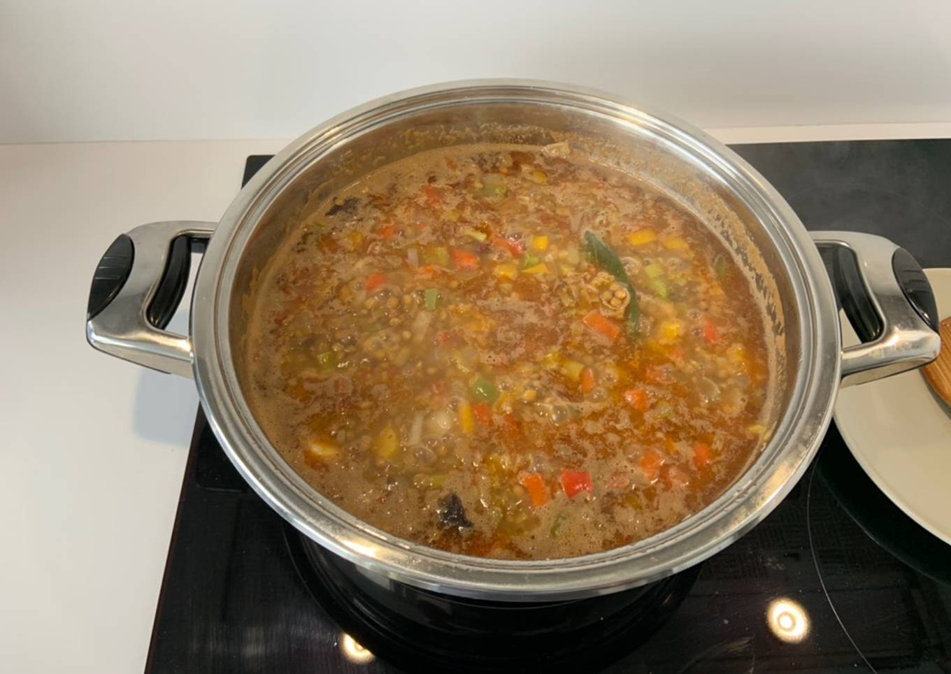 Lentejas con verduras, chorizo y jamón