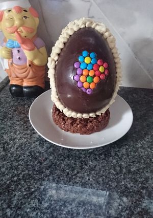 Una foto de Huevo de Pascuas con base comestible 🍫🍫🍫🍫