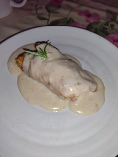 Una foto de Pechuga rellena con salsa bechamel