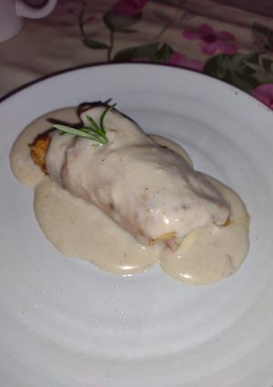 Una foto de Pechuga rellena con salsa bechamel