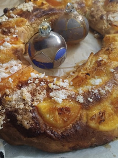 Una foto de 👑 Roscón de Reyes 2025 🤚 a mano 🐫🐫🐫 y sin frutos secos 🐿