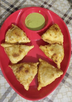 સમોસા(samosa recipe in Gujarati) રેસીપી મુખ્ય ફોટો