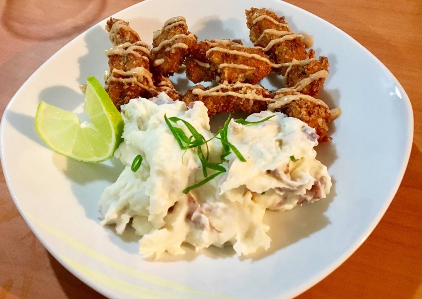 Tiritas de Pollo Empanado acompañado de Majado De Papas Rojas