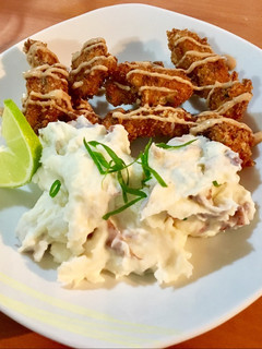 Una foto de Tiritas de Pollo Empanado acompañado de Majado De Papas Rojas