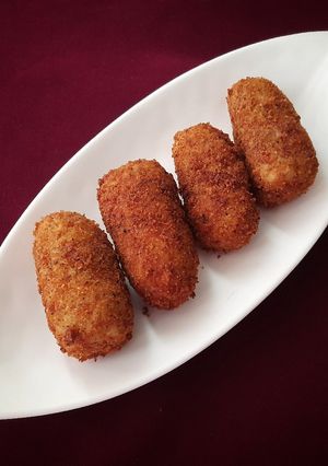 पोटॅटो क्रोकेट्स (potato croquettes recipe in marathi) रेसिपी चे मुख्य फोटो 