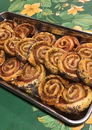 Une photo de Roulés feuilletés jambon blanc, pesto et pavot bleu