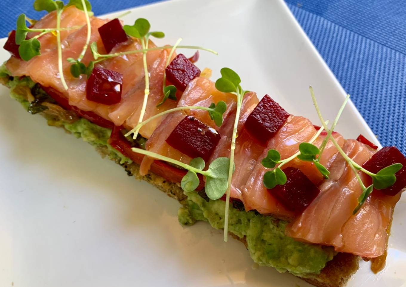 Pan de focaccia con salmón ahumado y aguacate