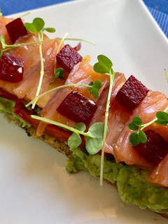 Una foto de Pan de focaccia con salmón ahumado y aguacate